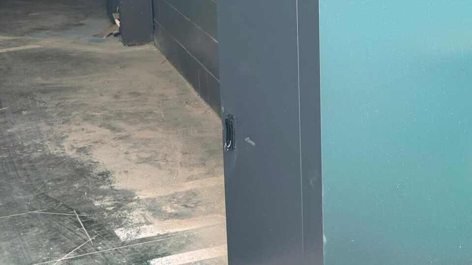 Acto vandálico en parking Martín Villa de Almonte: intento de forzar y dañar instalación