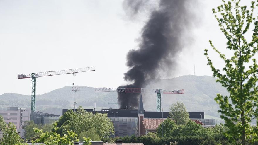 Una columna de humo en la zona de los hospitales en Donostia sorprende a los viandantes