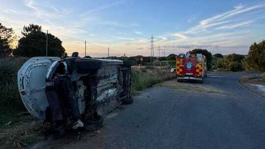Dos heridos, uno de ellos grave, tras ser rescatados de su vehículo en un accidente en Lepe