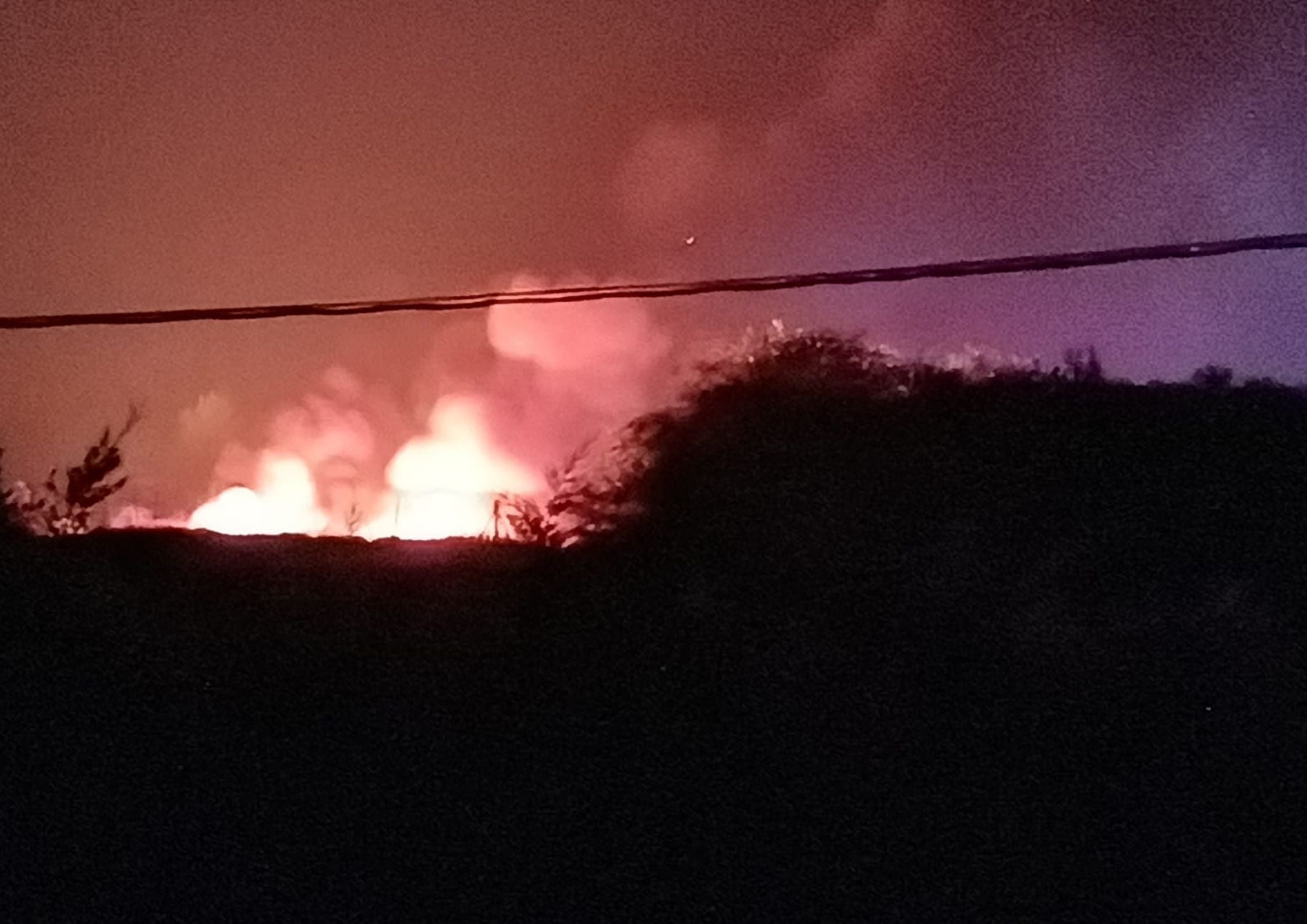 Susto de madrugada en un pueblo de Burgos al volcar e incendiarse un camión en la autovía