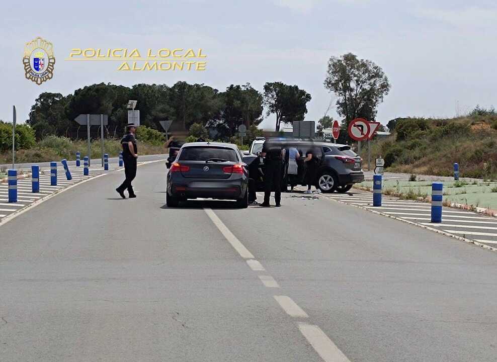 Accidente de tráfico en Almonte: Policía Local interviene tras colisión de tres vehículos y varios heridos