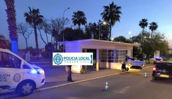 Accidente en el acceso al Juan Ramón Jiménez: Vuelca tras perder el control del coche