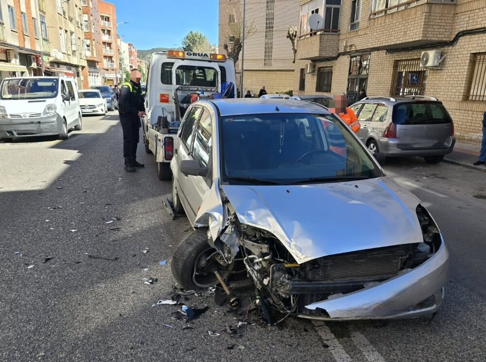 Colisión entre un turismo y una ambulancia en Reyes Católicos