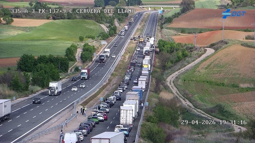 Un tráiler vuelca en Cervera del Llano