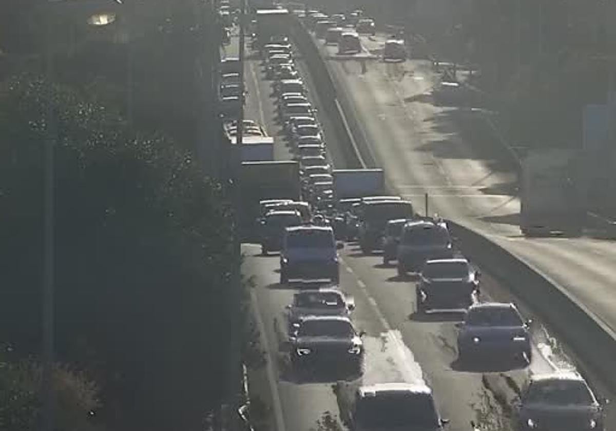 Accidente en la A-7 colapsa accesos a Málaga en hora punta, dejando un herido y generando una caravana de ocho kilómetros