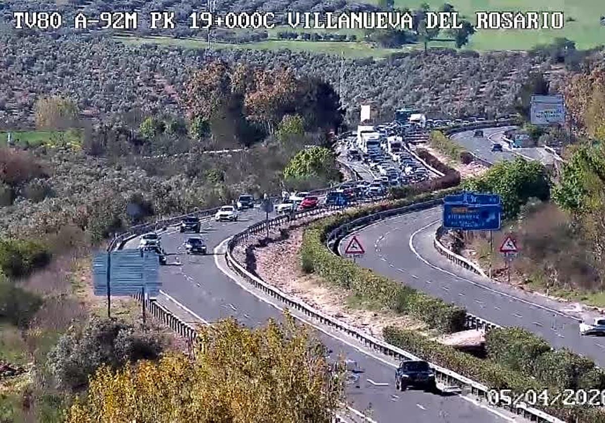 Accidente en la A92M provoca largas retenciones de tráfico en Villanueva del Rosario