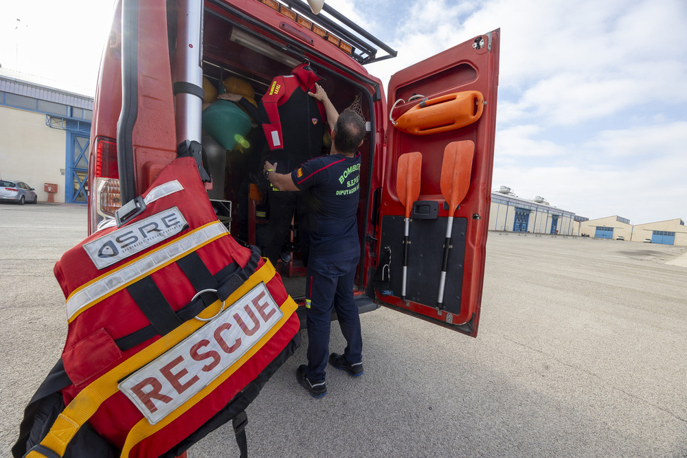 Un camión de mercancías peligrosas sufre un accidente en N-313