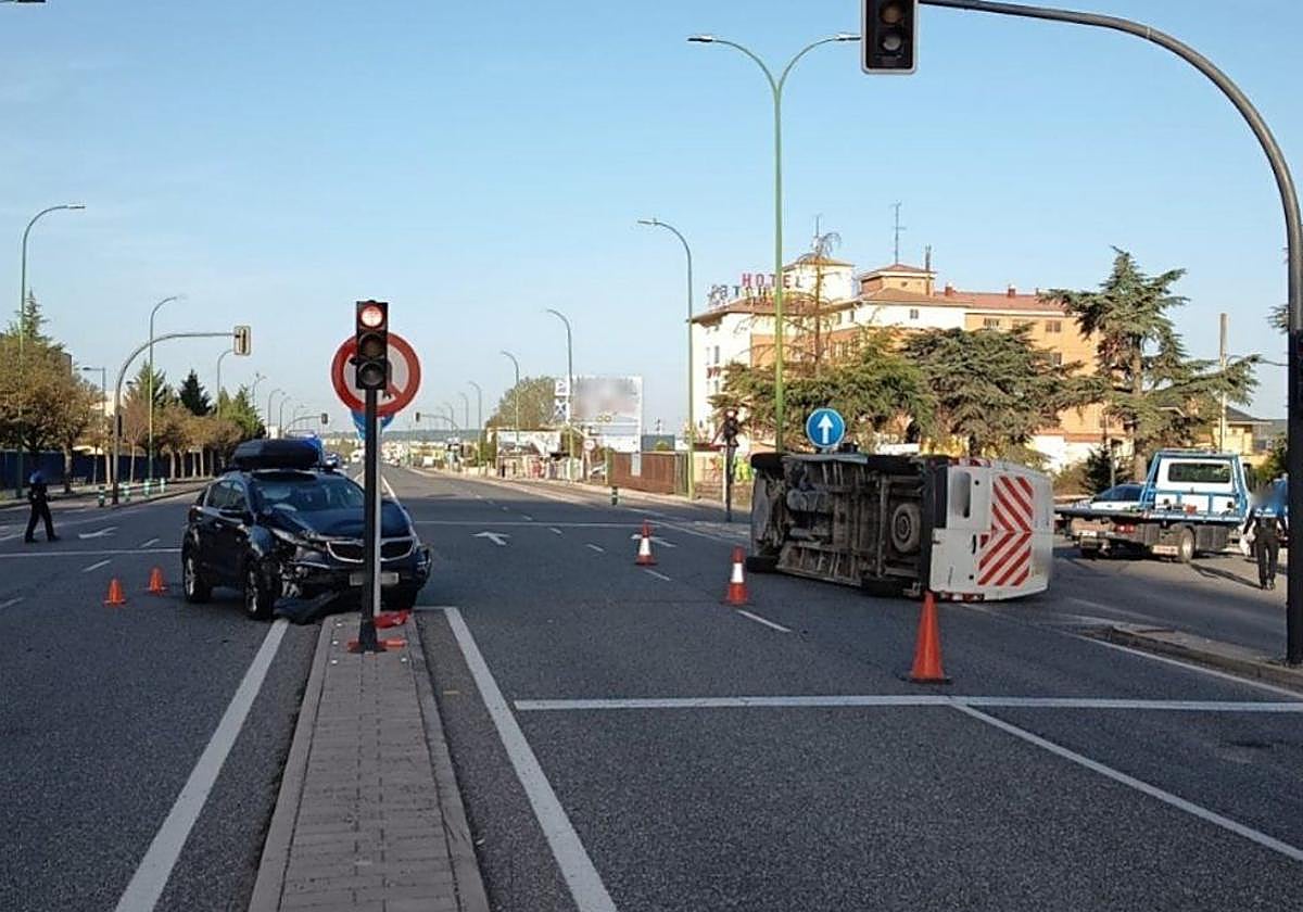 Aparatoso accidente sin heridos en Burgos