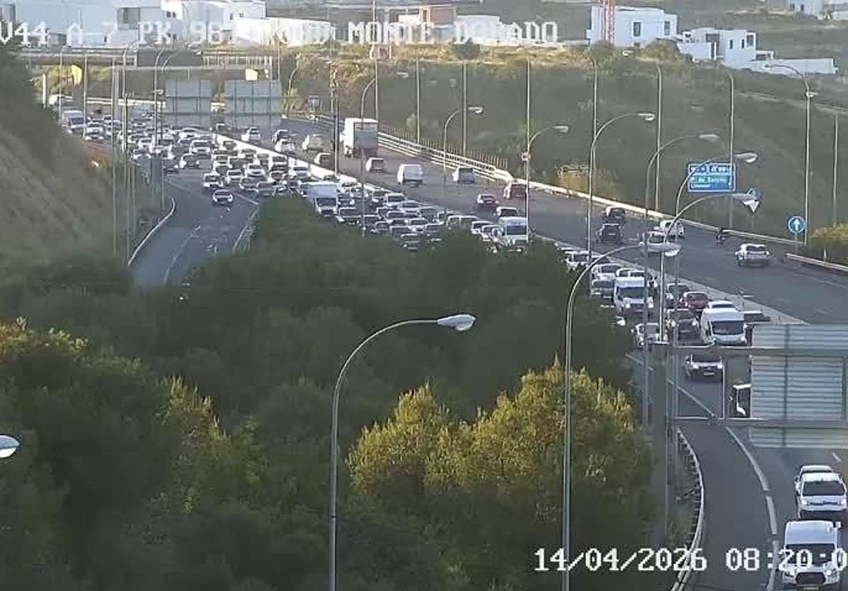 Accidente múltiple en la A-7 de Málaga provoca severas retenciones y una joven hospitalizada