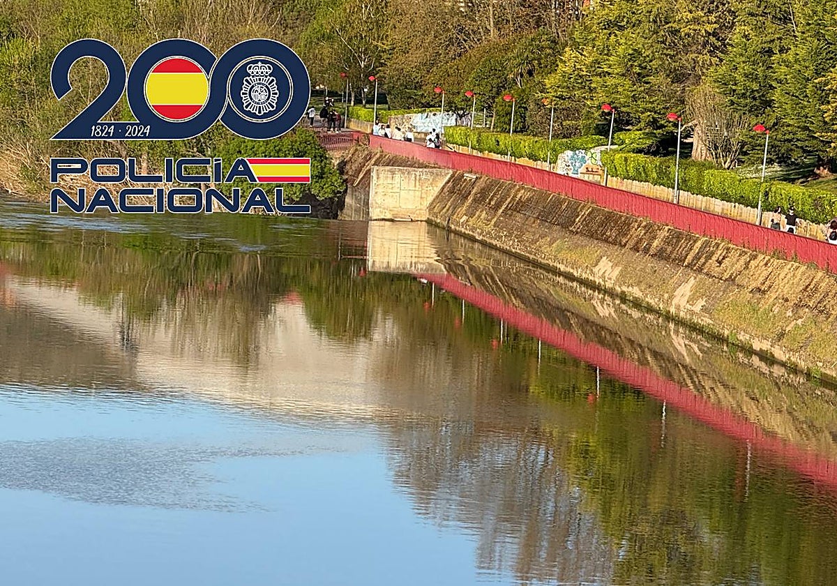 Agentes de la Policía Nacional rescatan a una persona en el río Ebro en Logroño en una arriesgada operación de salvamento