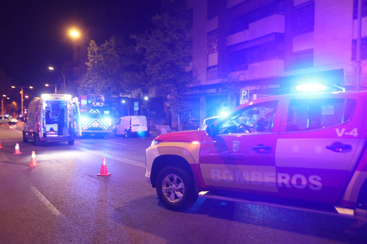 Anciana resulta herida en espectacular incendio en el Paseo de la Estación de Salamanca