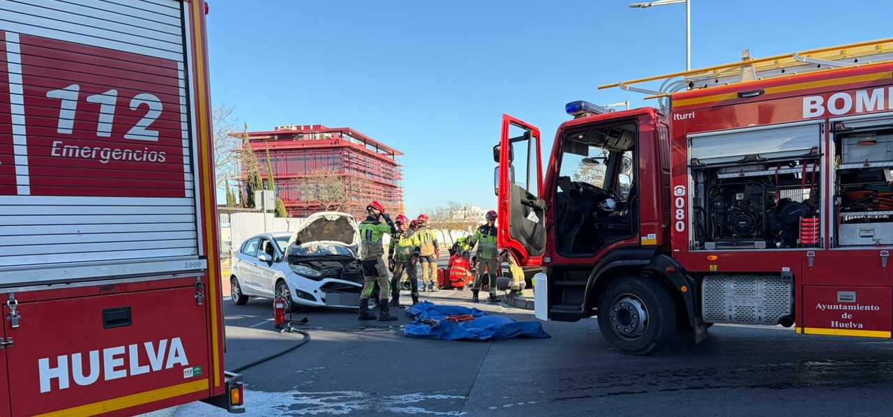 Grave accidente en Huelva: Chocan dos turismos y uno vuelca en pleno casco urbano