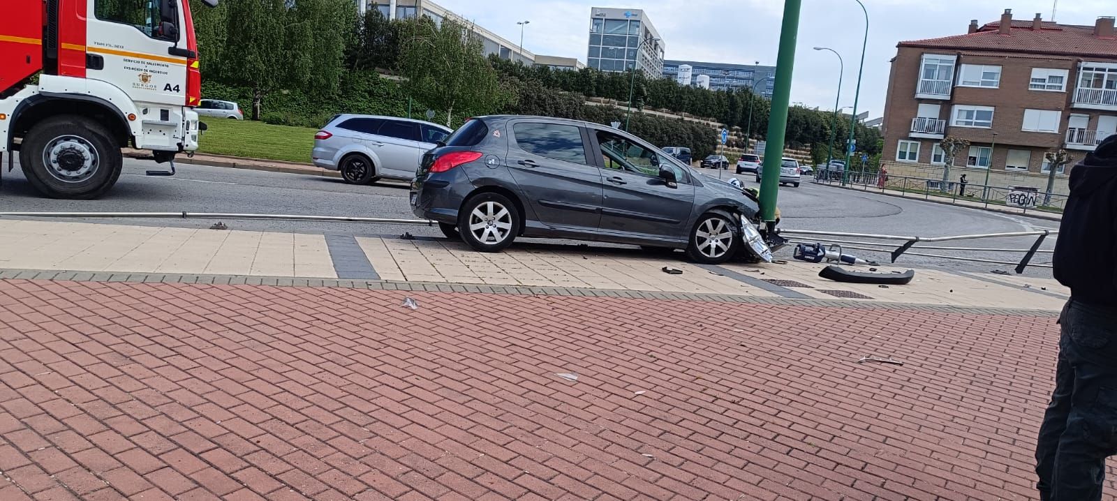 Un aparatoso accidente acaba con un turismo empotrado contra una farola junto al hospital de Burgos
