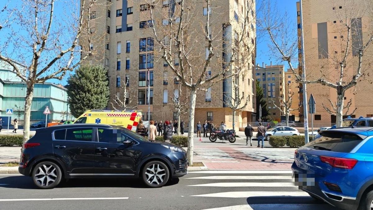Atropello en paso de peatones frente al Centro Comercial León Plaza: hombre resulta herido