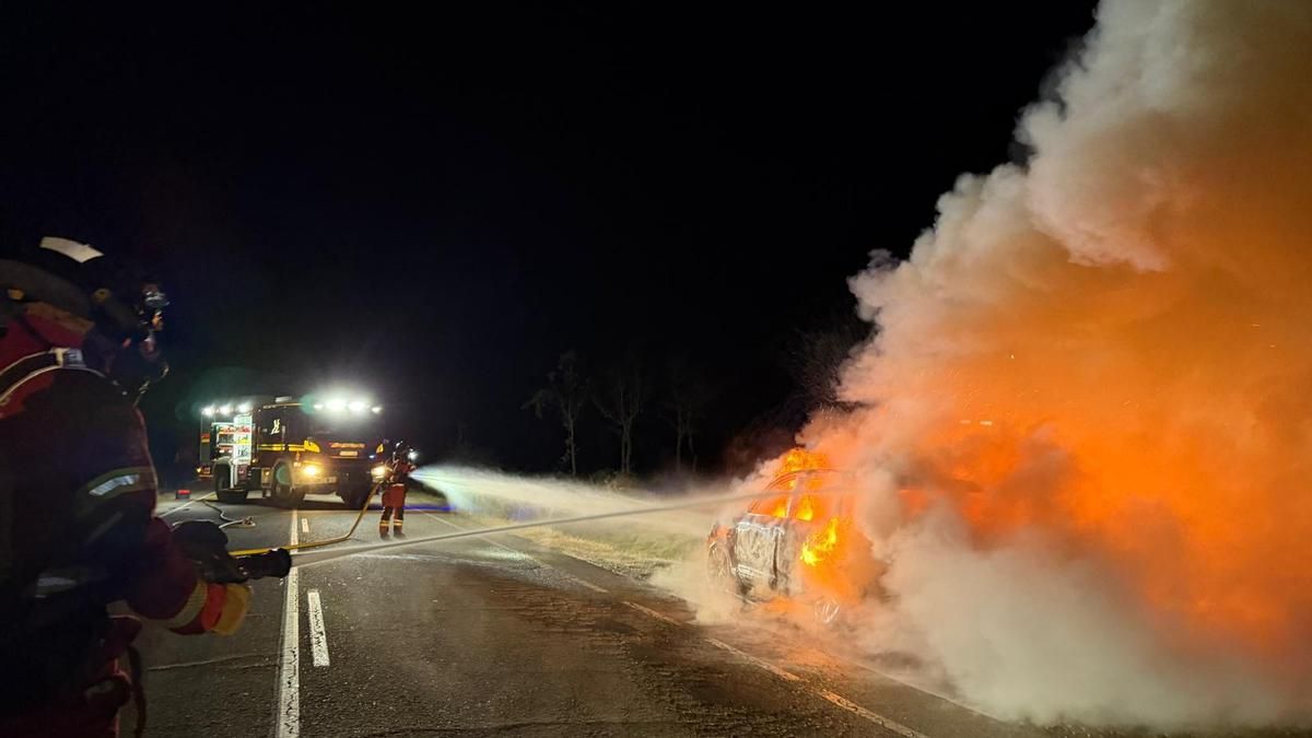 Intervención de agentes del Parque de Bomberos de Celada ante el incendio de un turismo.