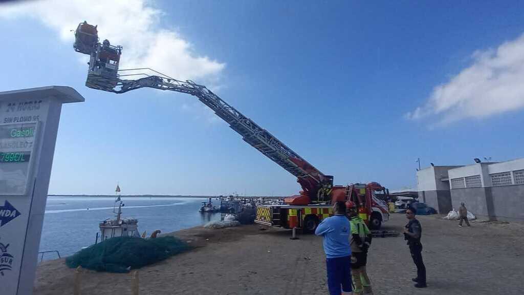 Así lograron los bomberos rescatar a un herido de una embarcación en el Puerto del Terrón