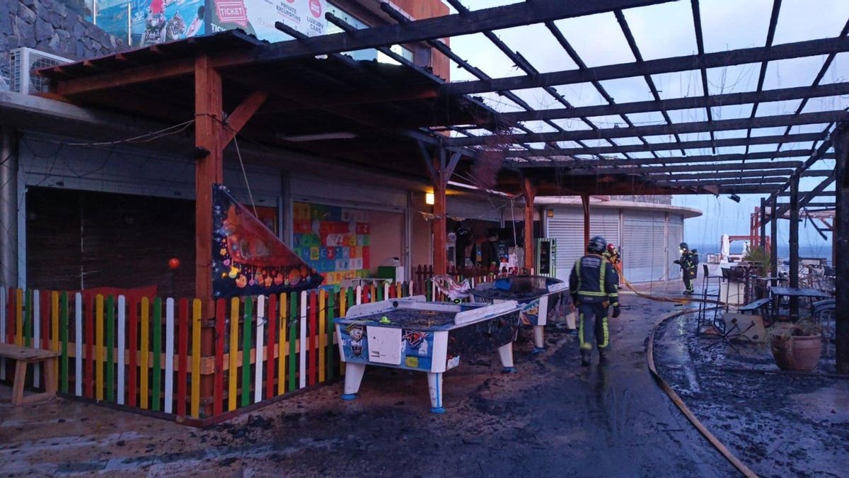 Bomberos de Tenerife sofocan incendio en zona de ocio en Santiago del Teide