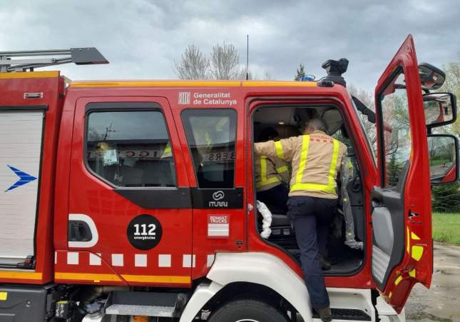 Bombers rescatan a hombre que estuvo a punto de morir tras caída de placas de hormigón en Vallbona d’Anoia