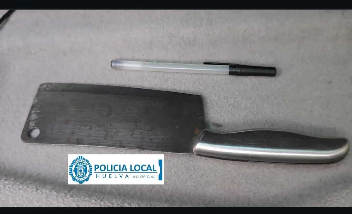 La Policía Local de Huelva detiene a un hombre con un cuchillo de grandes dimensiones en pleno centro