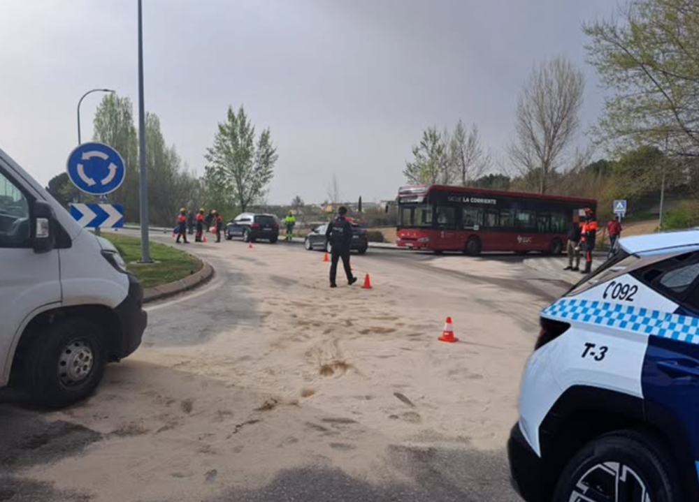 Dos caídas de motocicletas por un vertido en la Ronda Oeste