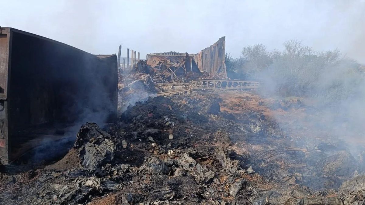 Concluyen trabajos de extinción de incendio en La Bañeza tras un mes de labores