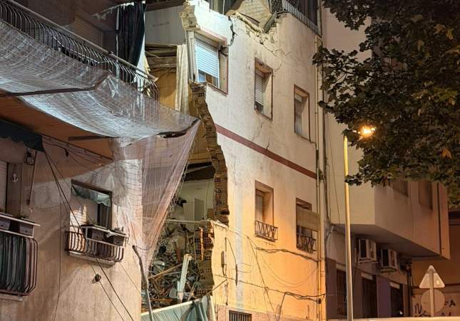 Derrumbe de edificio abandonado en Badalona obliga a evacuar a vecinos y activar siete dotaciones de Bombers.