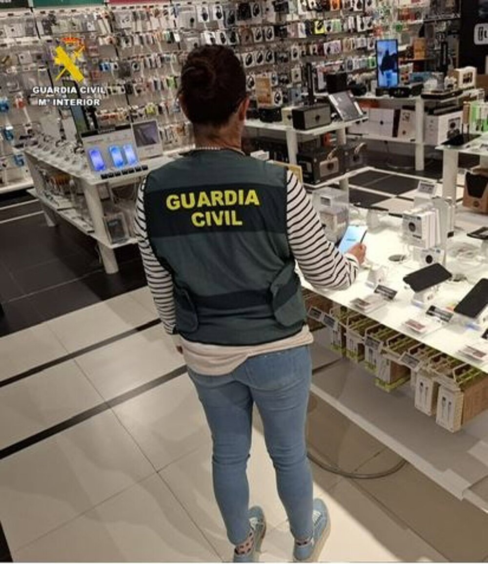 Cuatro detenidos por financiar móviles con nóminas falsas