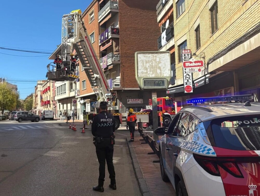 Los bomberos actúan ante el desprendimiento de un cableado