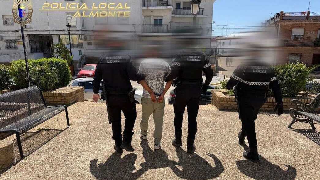 Detenido en Almonte por desobediencia y resistencia a la autoridad durante una intervención
