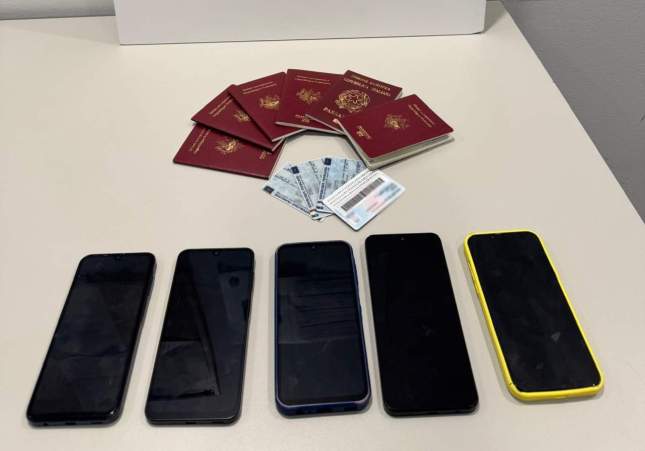 Passaports carnets mòbils / guardia urbana Barcelona