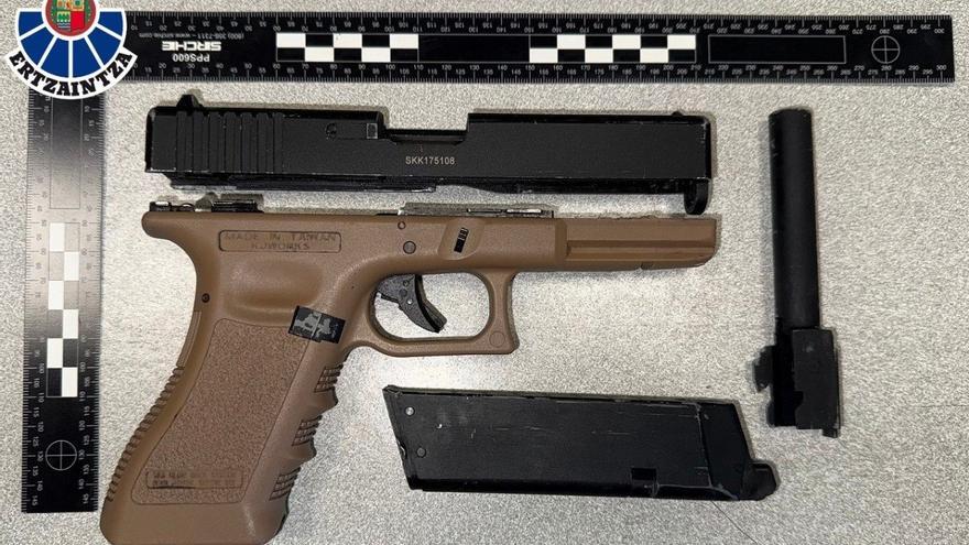 Amenaza con una pistola simulada a una camarera en Oñati para robarle el móvil