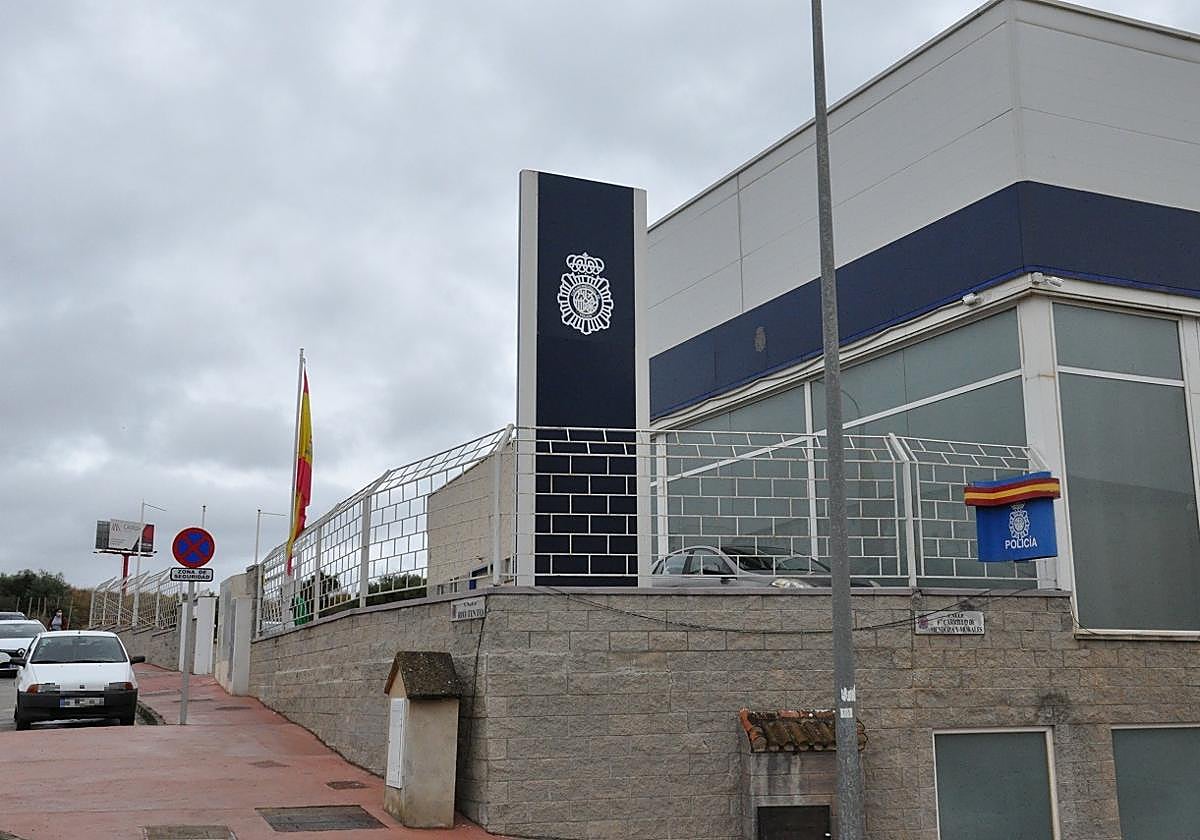 Sorprende a un hombre robando en de su furgoneta y se abalanza sobre él con un «gran palo» en Ronda