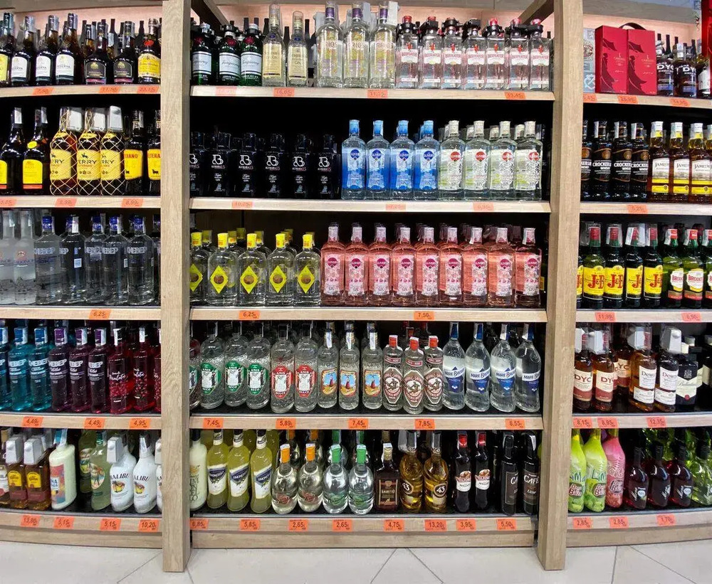Roba 23 botellas de alcohol y un cuarto de lechazo