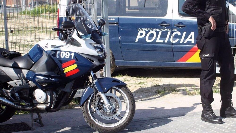 Detenido por rayar un coche y escribir 'no jodas al aparcar'