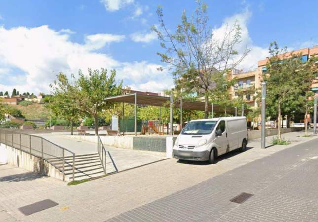 Detenidos dos hombres por vender hachís en pleno día en Mataró y compradores también acaban esposados