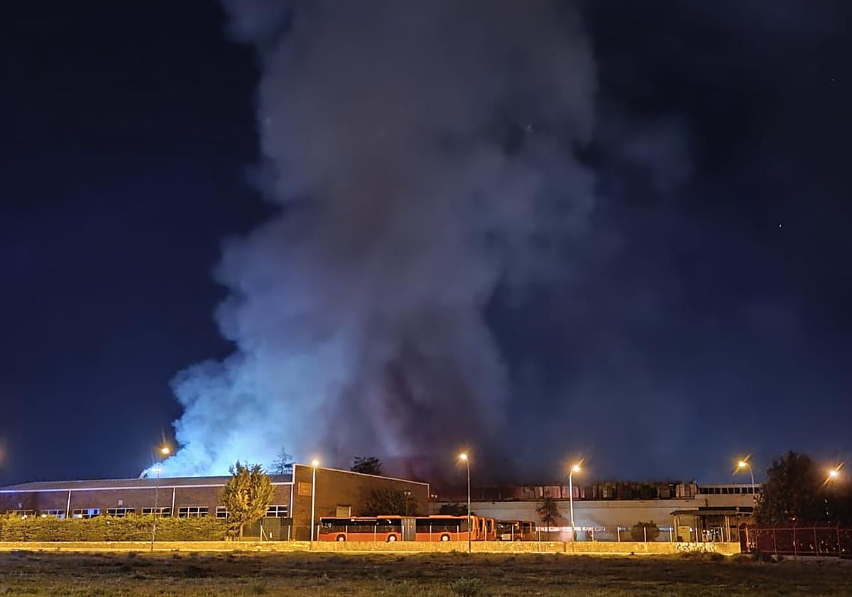 Un devastador incendio arrasa las cocheras de los autobuses urbanos de Burgos