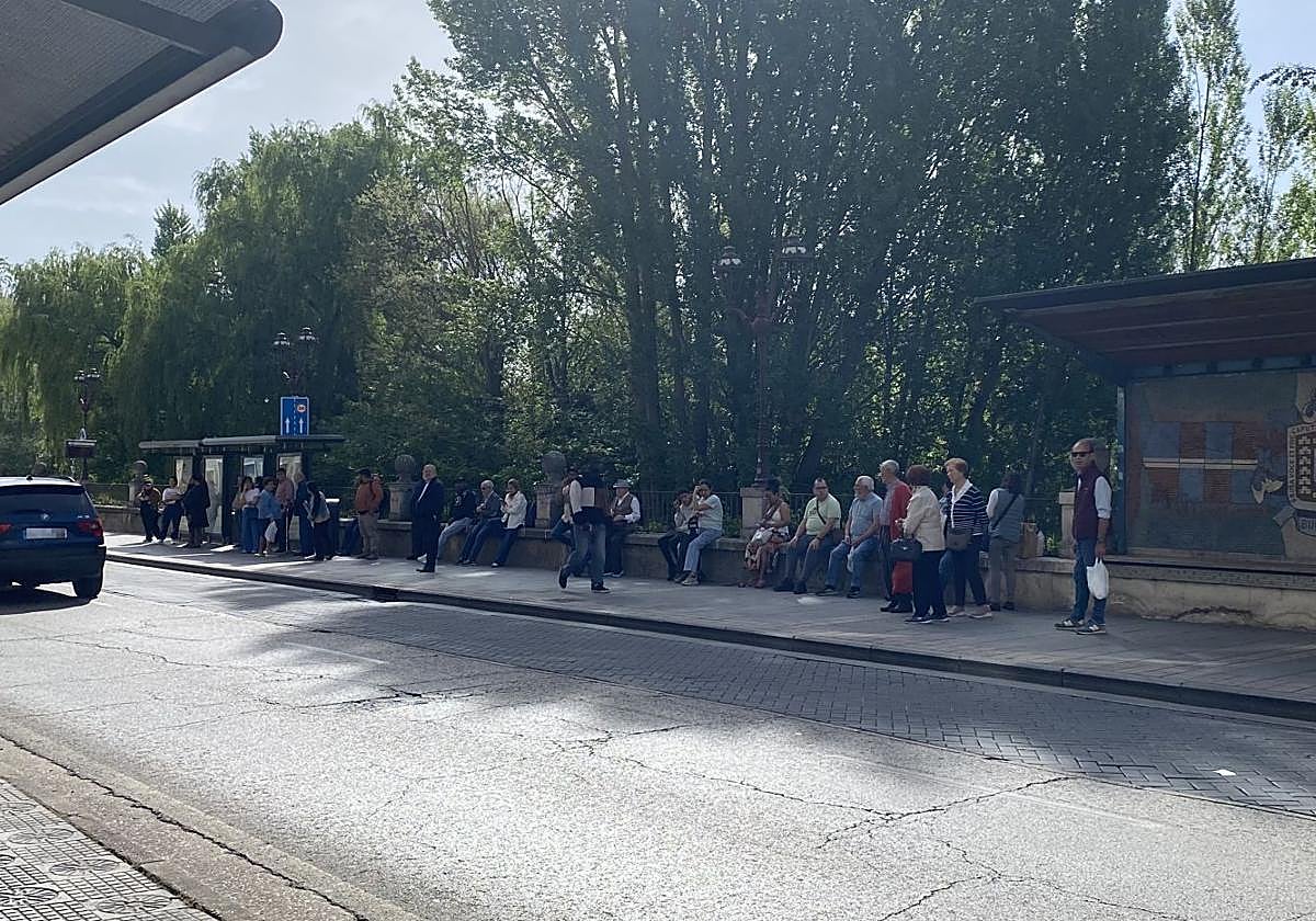 Miles de usuarios de autobús en Burgos tras el incendio de las cocheras: «Paciencia o ir andando»