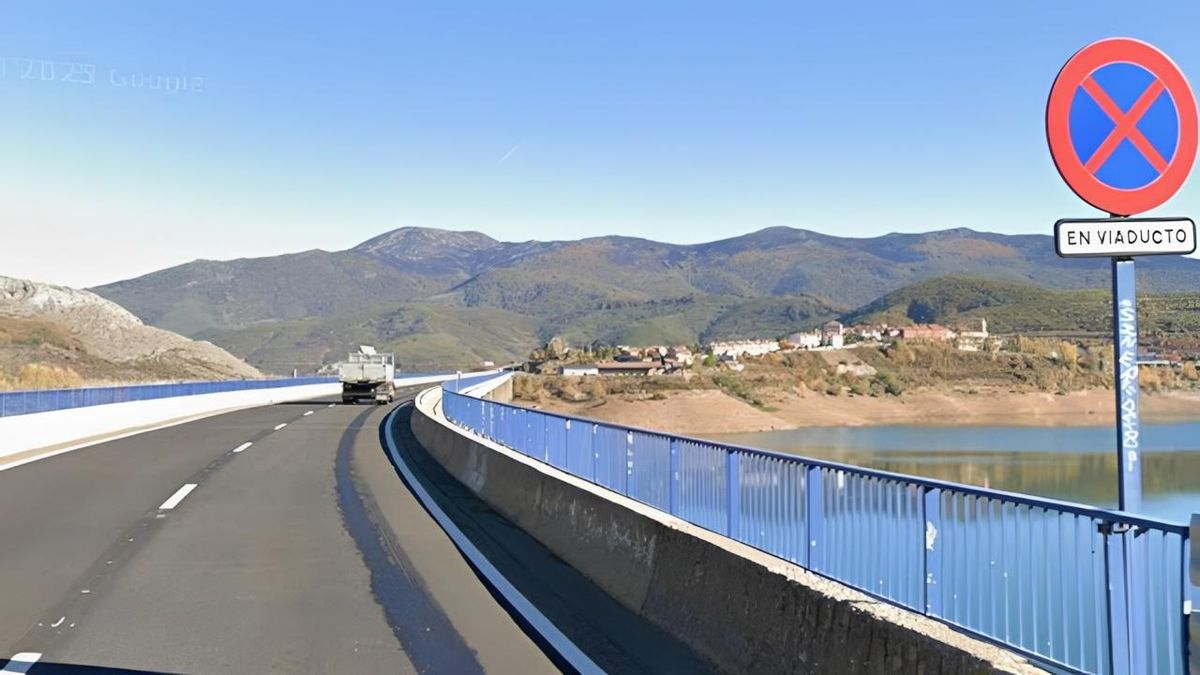 Viaducto de Riaño, sobre el pantano, en la carretera nacional N-621.