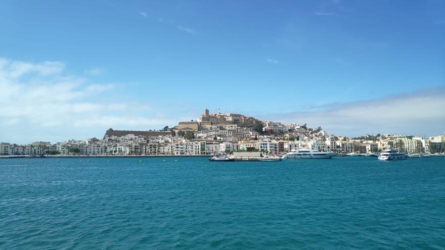Dos heridos leves al arder un yate en las proximidades del puerto de Ibiza