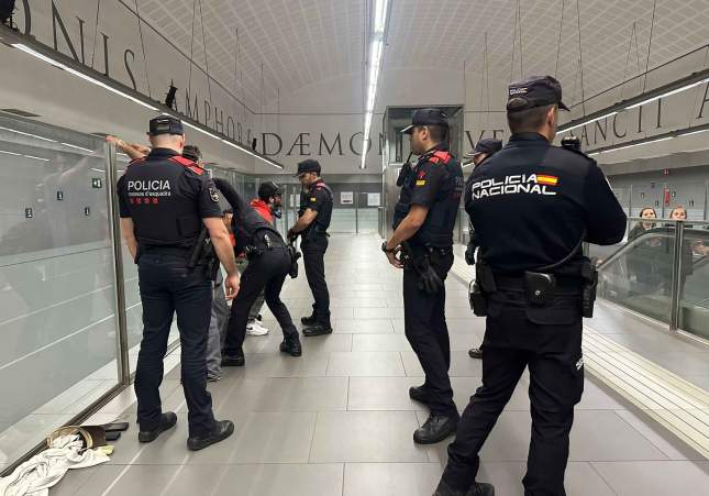 El plan Kanpai de los Mossos logra expulsar del país a 35 delincuentes multirreincidentes en Barcelona