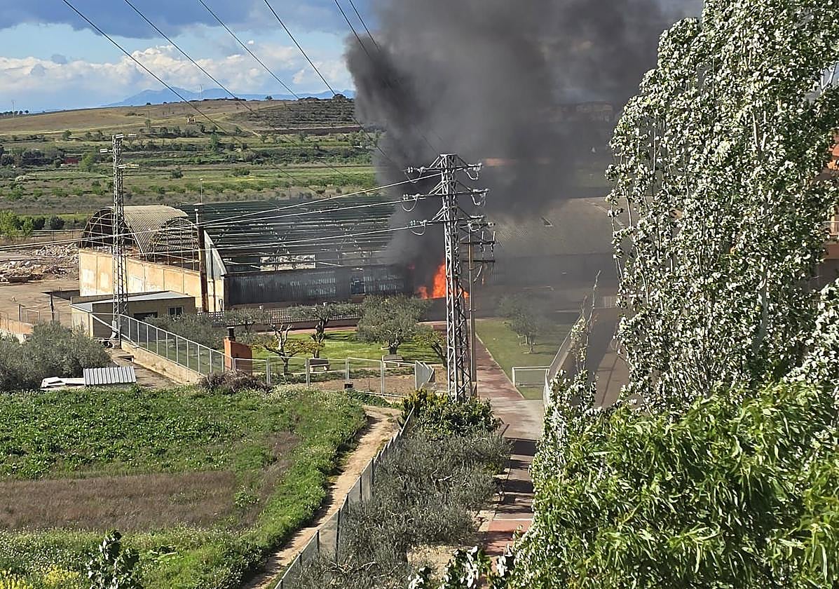 Fuerte incendio en las afueras de la residencia de la Concepción de Calahorra moviliza a los cuerpos de bomberos