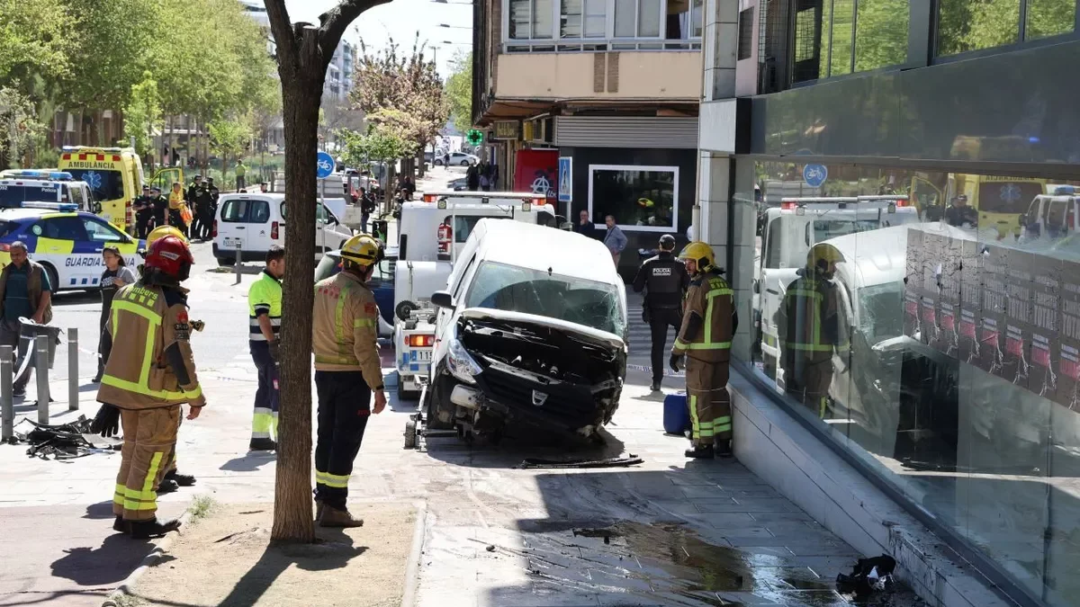 Choca contra un edificio al perder el control de su furgoneta en Cappont