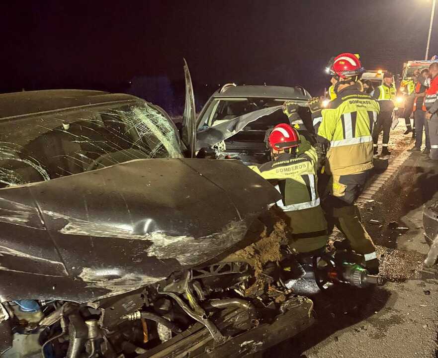 Grave accidente en la A-49: Tres evacuados al hospital tras chocar dos coches