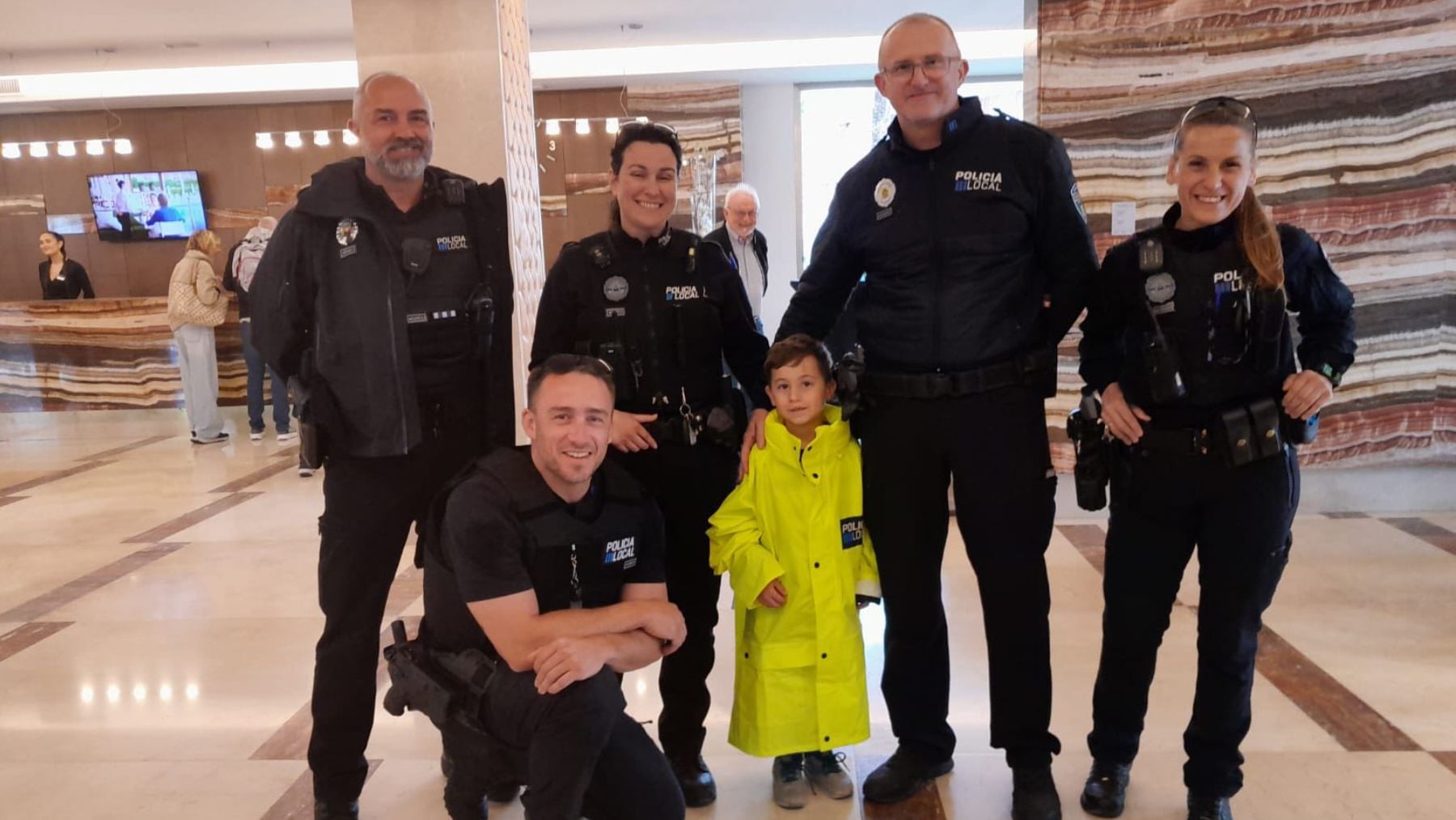 Angustia y lágrimas: así fue el reencuentro tras la desaparición de un niño suizo de 7 años en Alcúdia