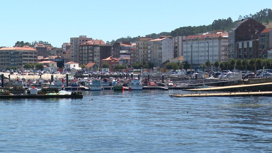 Hallan el cadáver de un hombre encadenado a una escalera del puerto de Ribeira, en A Coruña