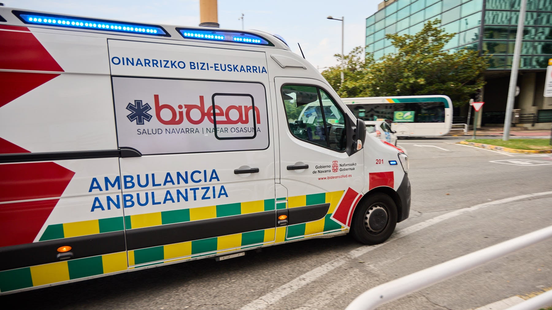 Herido grave un motorista tras un fuerte choque contra un coche en una conocida calle de Pamplona
