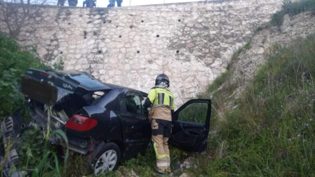 Hombre resulta herido tras salirse de la vía y caer 6 metros en Moratalla