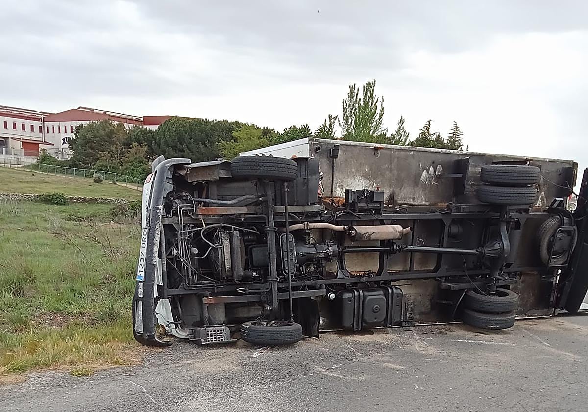 Hombre resulta herido tras volcar su camión en la Nacional 630 en Salamanca