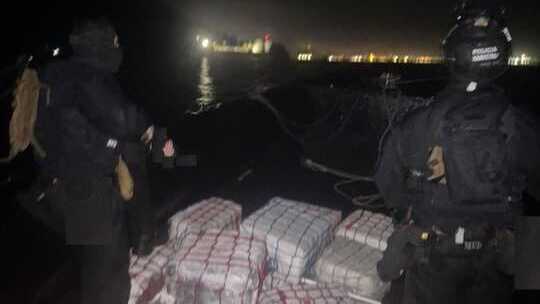 Espectacular persecución: huyen durante 55 minutos y tiran una tonelada de cocaína al mar