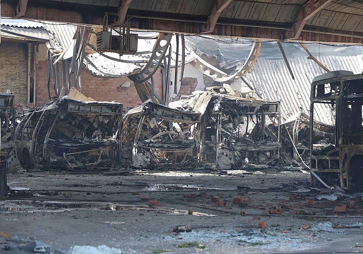 Relato visual del incendio que ha calcinado las cocheras de buses urbanos de Burgos